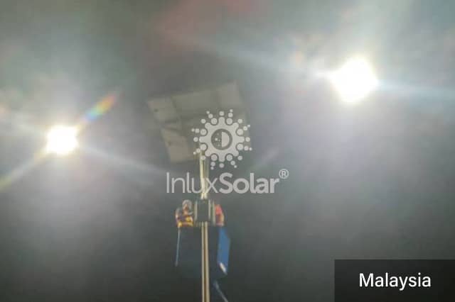 Lampadaires solaires sur l'autoroute du port de KLANG