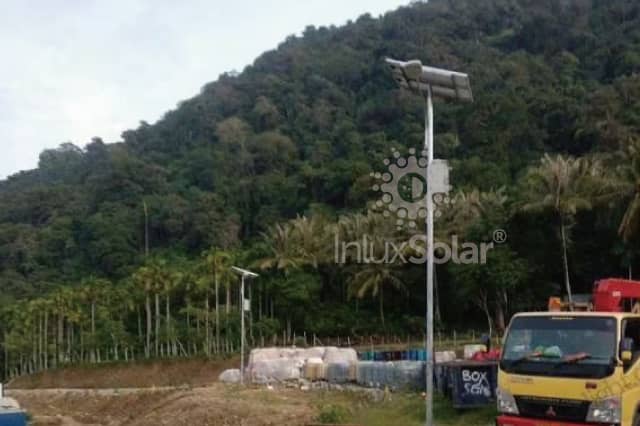 Lampadaires solaires en chantier sur l'île