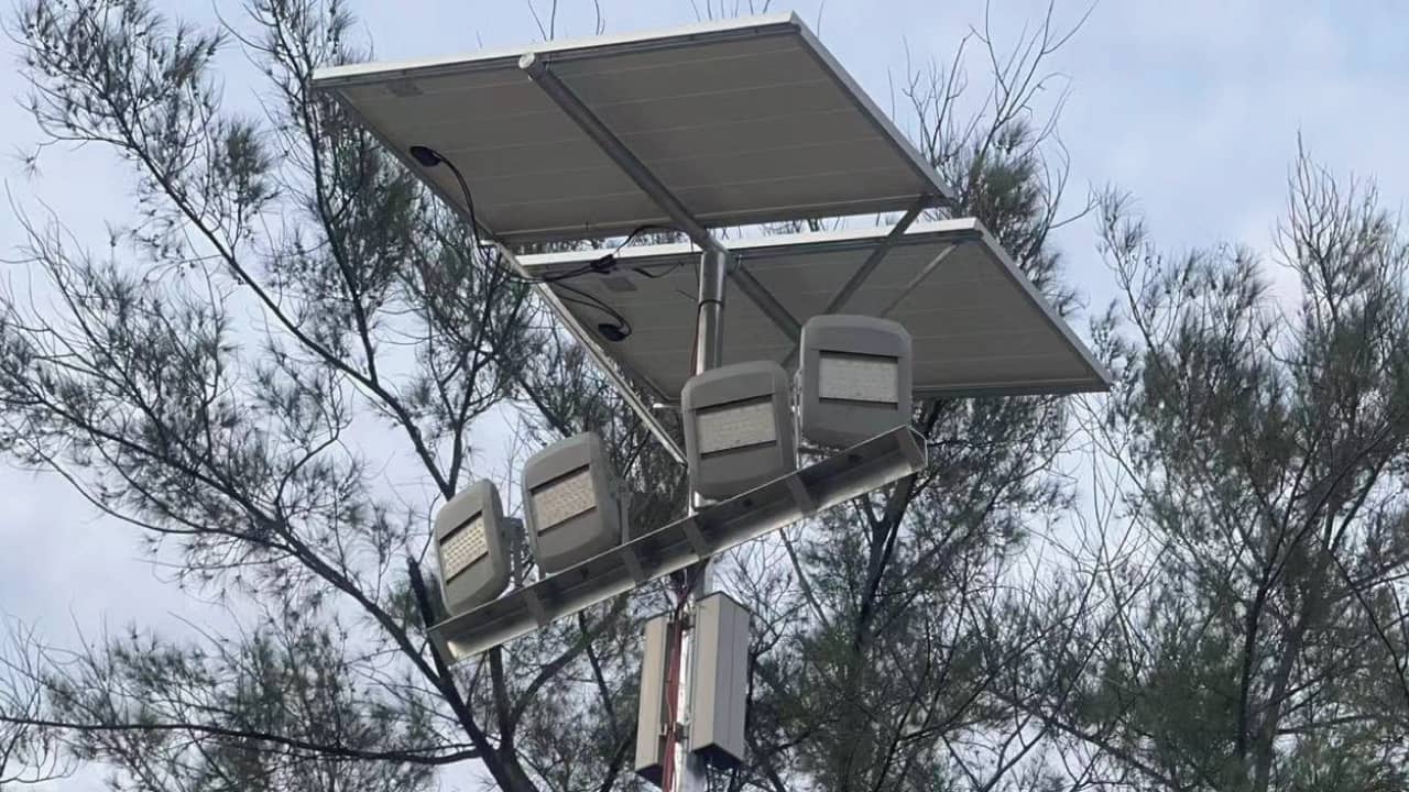 Installation-Solar High Mast Light (Split Type).jpg